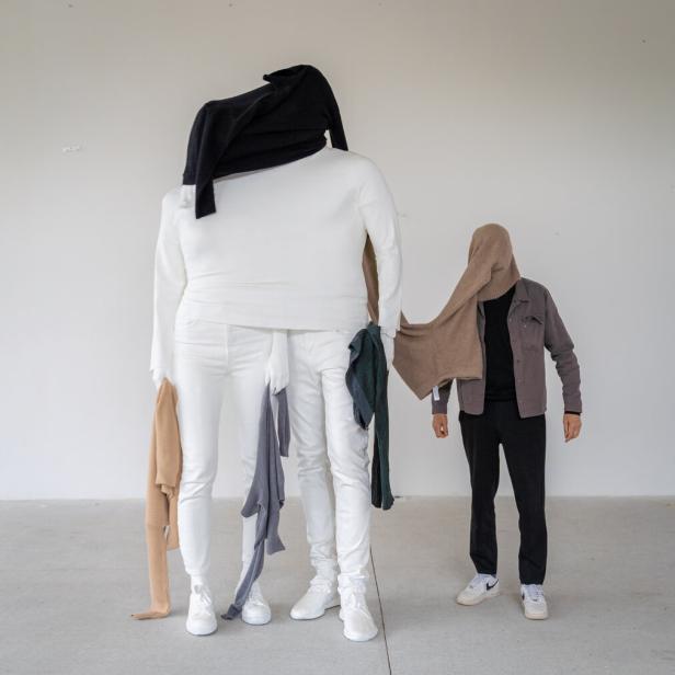 Eine Skulptur, die an eine Arbeit von Erwin Wurm erinnert.