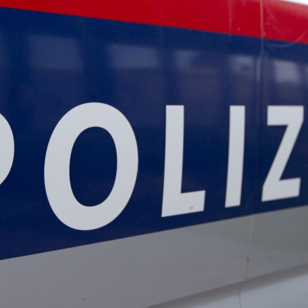 Eine Aufnahme vom "Polizei"-Schriftzug auf einem Auto der Polizei.