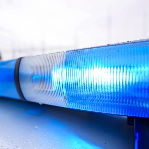 Eine Nahaufnahme von einem Blaulicht auf einem Polizeiaufnahme.