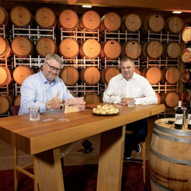 INTERSPAR Weinexperte Hans Bergmann (links) war im April zu Gast bei Michael Allacher (rechts).