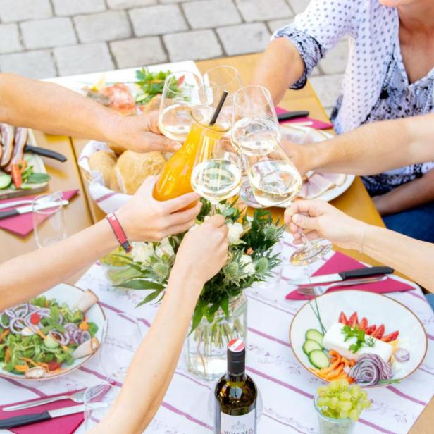 Die Top-Heurigen stehen für gutes Essen sowie köstliche Weine und Moste aus eigener Produktion.