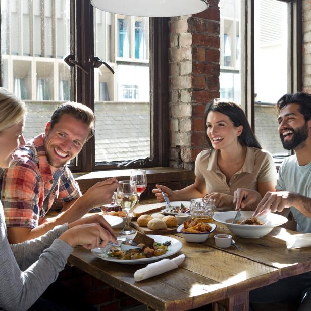Eine Gruppe von Freunden genießt gemeinsam eine Mahlzeit in einem Restaurant.