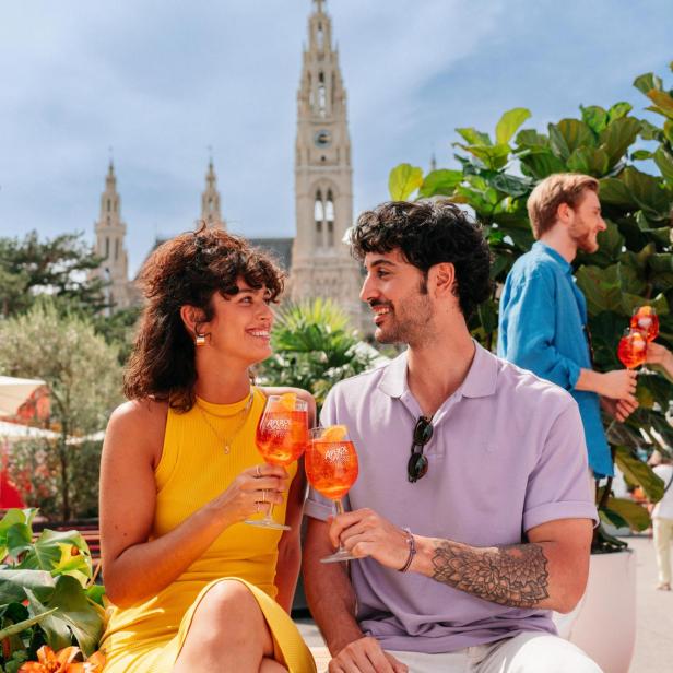 Aperol Spritz Piazza am Film Festival auf dem Wiener Rathausplatz