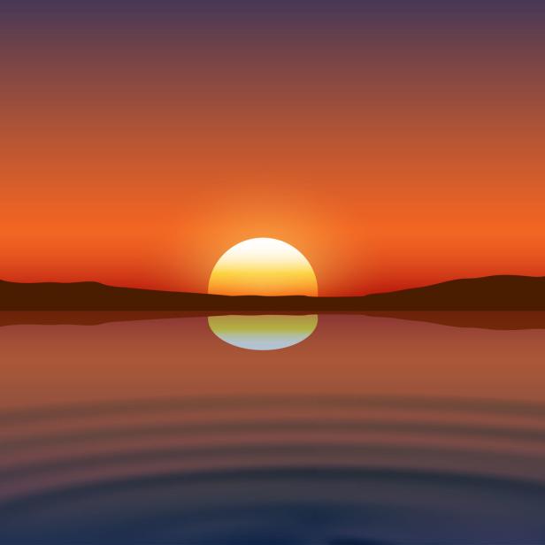 Ein Sonnenuntergang über einem ruhigen See mit Bergen im Hintergrund.