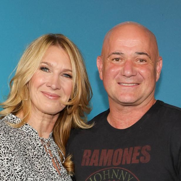 Steffi Graf und Andre Agassi vor türkisem Hintergrund