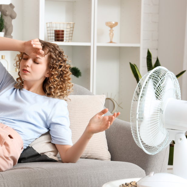 Kühle Oasen: 5 Tipps, um Räume im Sommer abzukühlen, Frau vor Ventilator.