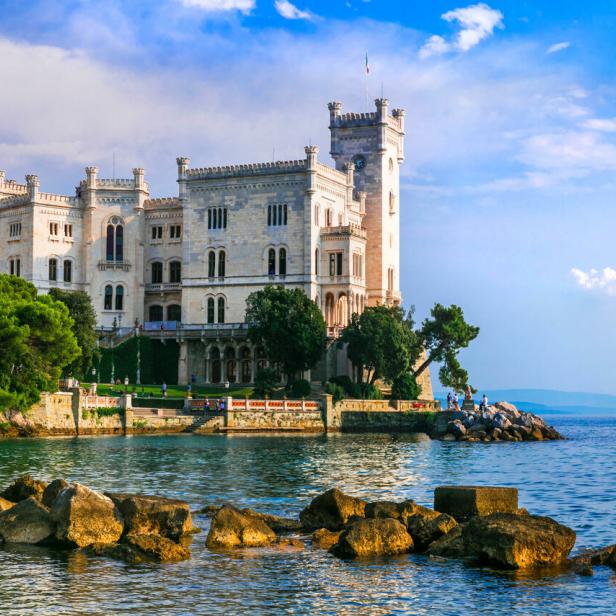 Das Schloss Miramare in Triest liegt an der Küste der Adria.