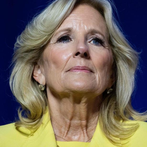 Nahaufnahme von Jill Biden in einem gelben Kostüm.