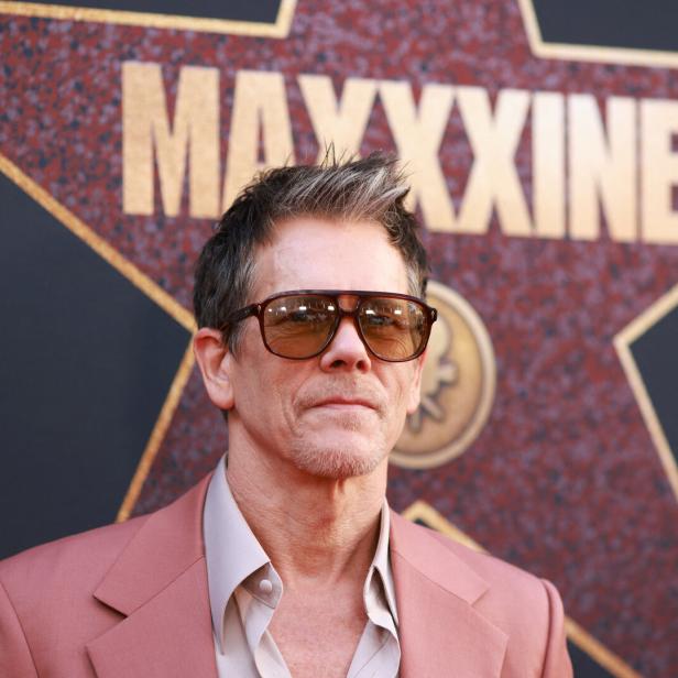 Steve Buscemi posiert vor einem Stern mit der Aufschrift „Maxxxine“.