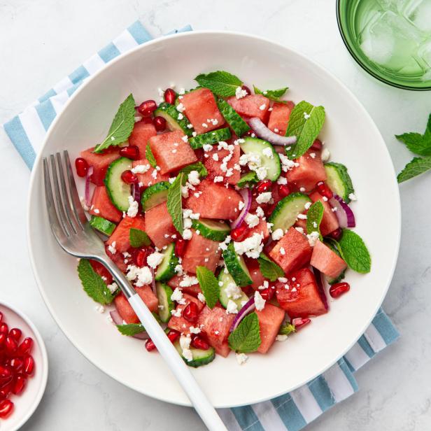 Wassermelonen-, Gurken-, Feta- und Minzsalat in einer weißen Schüssel.