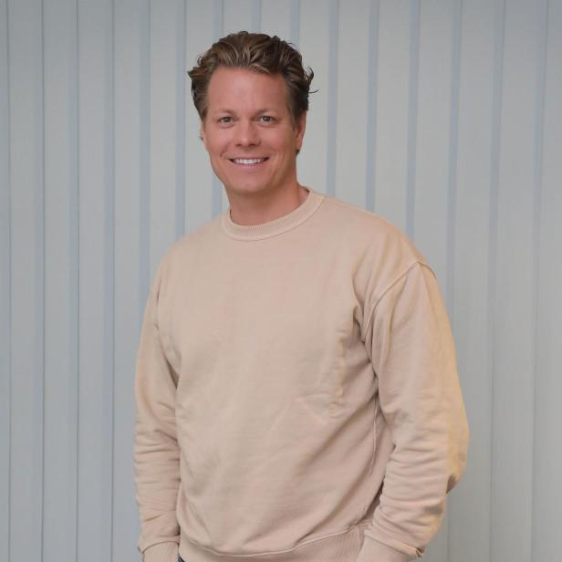 Mark Seibert und Lukas Perman posieren vor einem hellen Hintergrund.