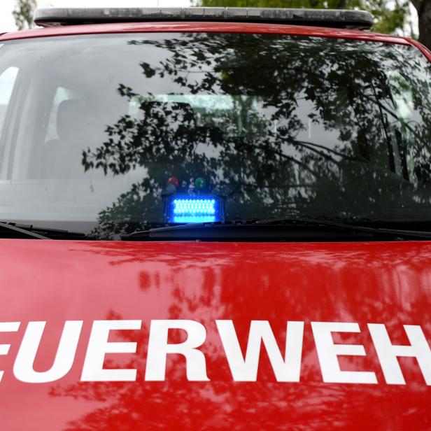 Ein rotes Feuerwehrauto mit Blaulicht.