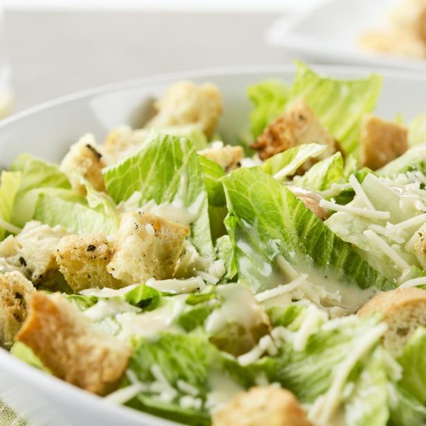 Salat in einer Schüssel mit Croutons.