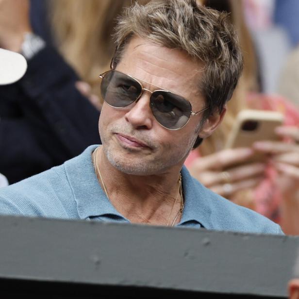 Brad Pitt mit Sonnenbrille bei einer Veranstaltung.