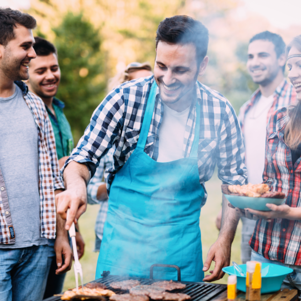 Freunde grillen gemeinsam.