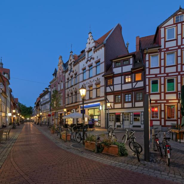 Eine abendliche Szene in einer deutschen Stadt mit Fachwerkhäusern und Fahrrädern am Straßenrand.