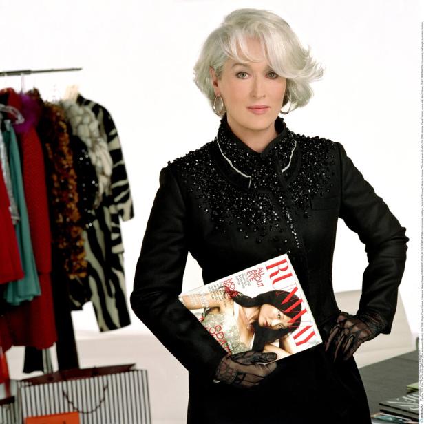 Meryl Streep hält eine Ausgabe der Zeitschrift „Runway“ in der Hand.