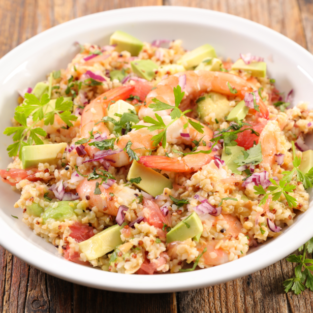 Garnelen-Quinoa-Salat mit Tomaten, Avocado, Zwiebeln und Kräutern.