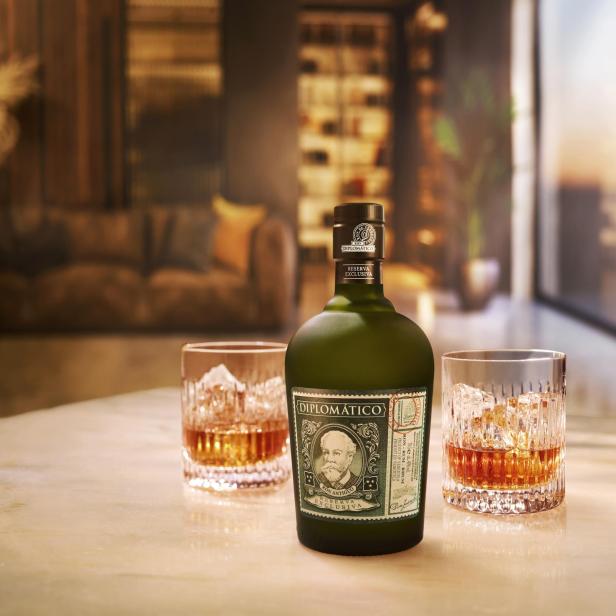 Eine Flasche Diplomático Reserva Exclusiva Rum steht zwischen zwei Gläsern mit Eis.
