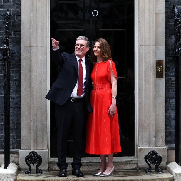 Lady Victoria Starmer (mit Ehemann Keir) im roten Me+Em-Kleid.