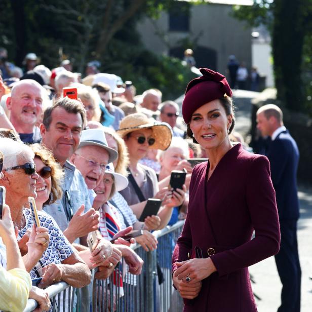 Catherine, Princess of Wales, wird von einer Menschenmenge mit Handys fotografiert.