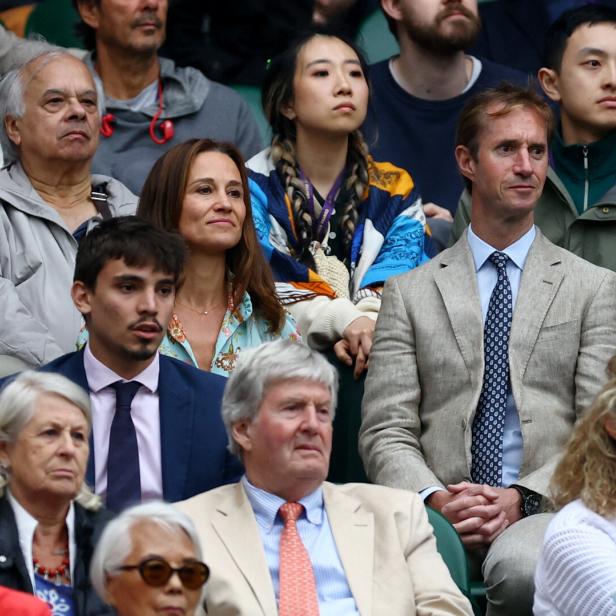 Pippa und James Matthews beobachten ein Tennismatch in Wimbledon.
