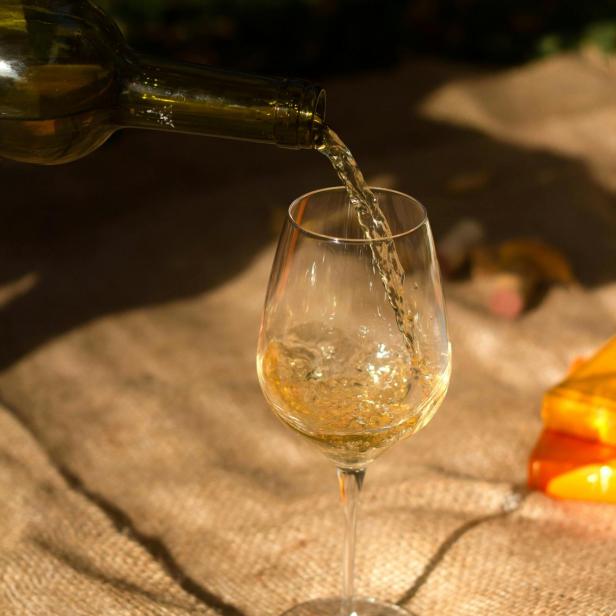 Alkoholfreier Wein wird in ein Glas gegossen.