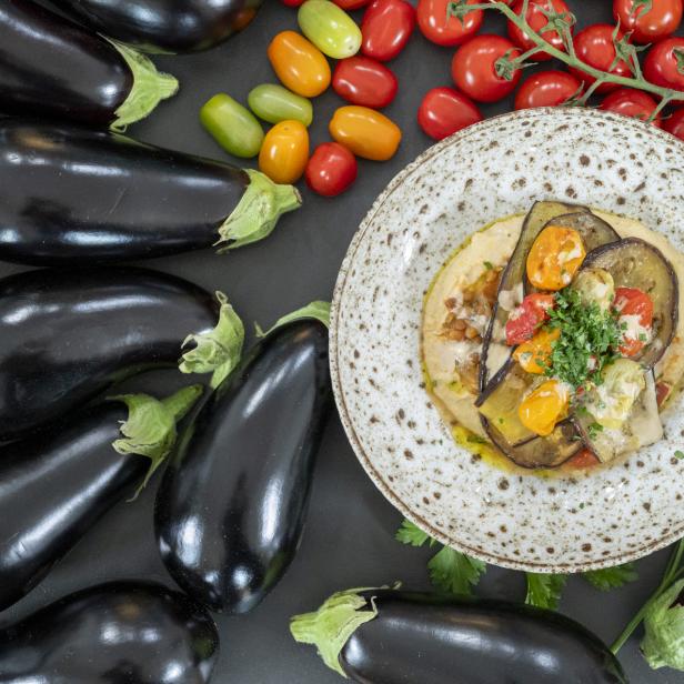Gartenfrisch aus dem Kochsalon: Geschmorter Melanzani-Linsensalat auf Hummus
