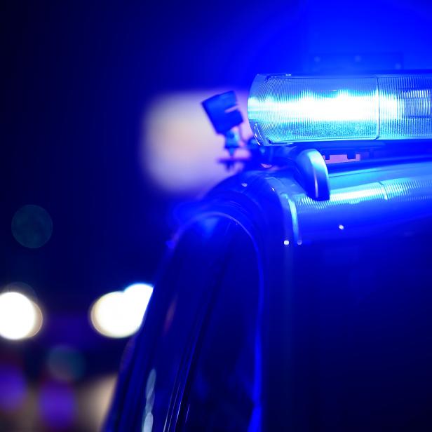 Symbolbild: Polizeiauto mit Blaulicht.