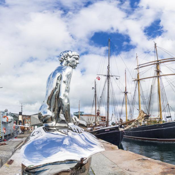 Die Skulptur „Han“ in Helsingør, mit Schiffen im Hintergrund.