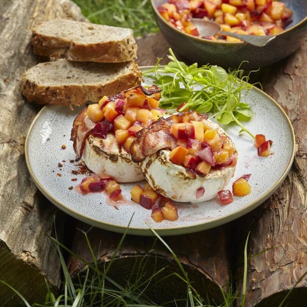 Gegrillter Hermelin-Käse (Camembert) mit Nektarinen.