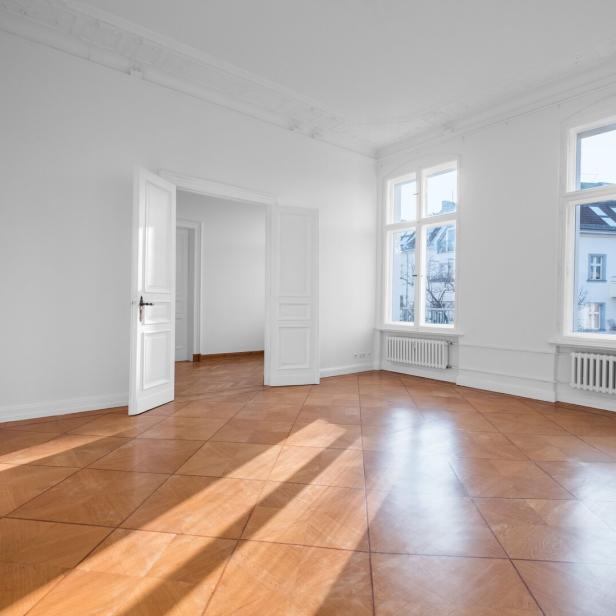 Leere Wohnung mit Holzboden