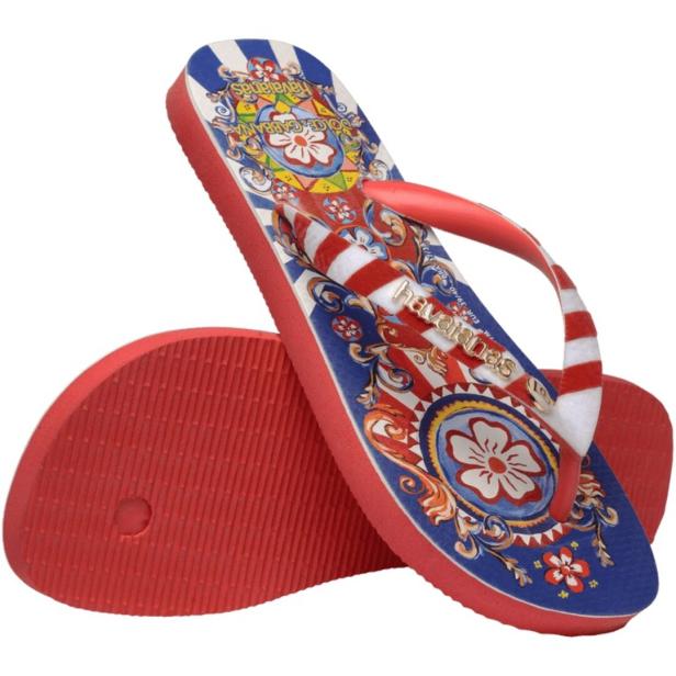 Ein Paar luxuriöse Flip-Flops mit blau-rotem Muster und Blumenornamenten.