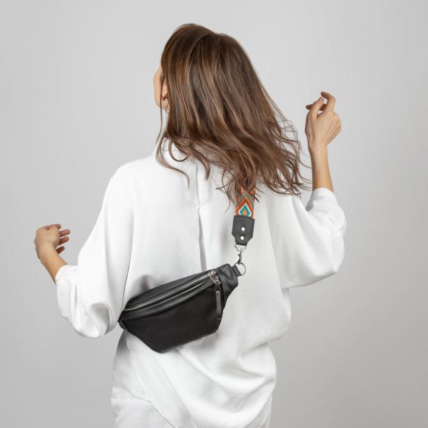 Frau trägt ihre Crossbody-Bag diagonal über dem Brustkorb.