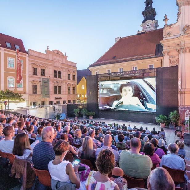 Eine Open-Air-Vorführung von „Cinema Paradiso“ in St. Pölten mit großem Publikum.