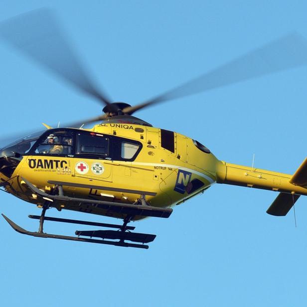 Rettungshubschrauber des ÖAMTC vor blauem Himmel