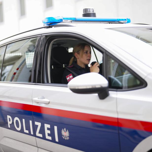 Polizistin in Auto