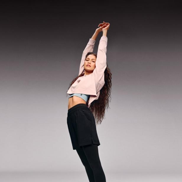 Zendaya wirbt für On-Schuhe.