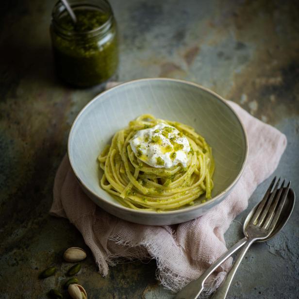 Linguine mit Pistazienpesto und Burrata in einer Schüssel.