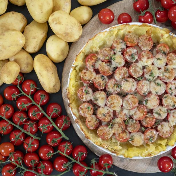 Gartenfrisch aus dem Kochsalon: Paradeiser-Quiche mit Erdäpfelkruste