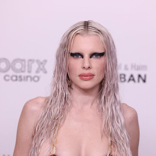 Julia Fox trägt ein extravagantes schwarzes Kleid mit auffälligem Make-up.