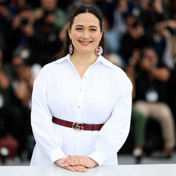 Lily Gladstone mit Logo-Gürtel in Cannes.