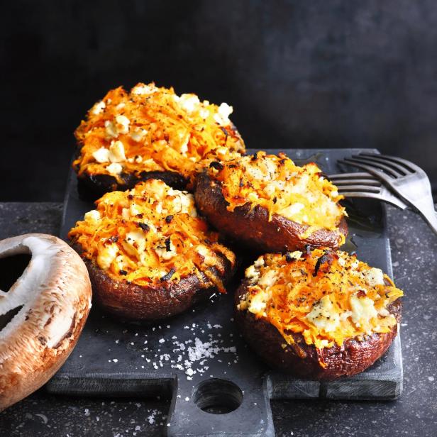 Portobello-Pilze mit Süßkartoffel und Feta.