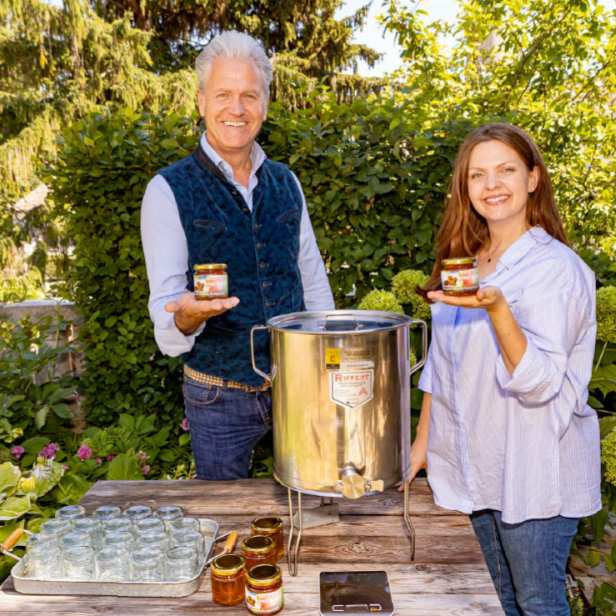 Power im Glas: Michael Miskarik und Bianca Pongracz mit der wertvollen Ernte der HDI LEBEN Bienen.