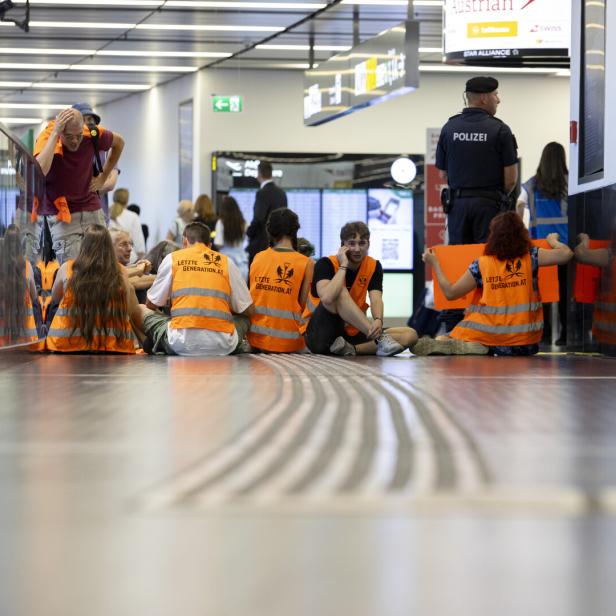 Klimaaktivisten am Wiener Flughafen.