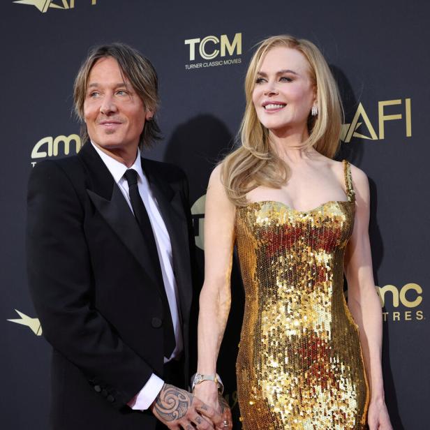 Keith Urban und Nicole Kidman halten Händchen auf dem roten Teppich.