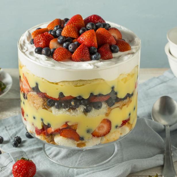 Dessert mit Früchten und Creme in Glasschale mit Fuß.