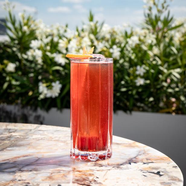 Ein Grapefruit-Tonikum in einer Bar auf dem Dach des The Ritz-Carlton.