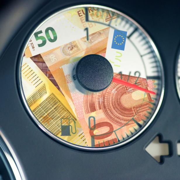 Eine Tankanzeige im Auto und Euro Geldscheine
