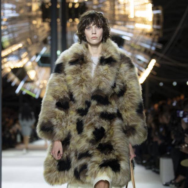 Ein Model präsentiert einen Zottelmantel von Louis Vuitton auf dem Laufsteg.